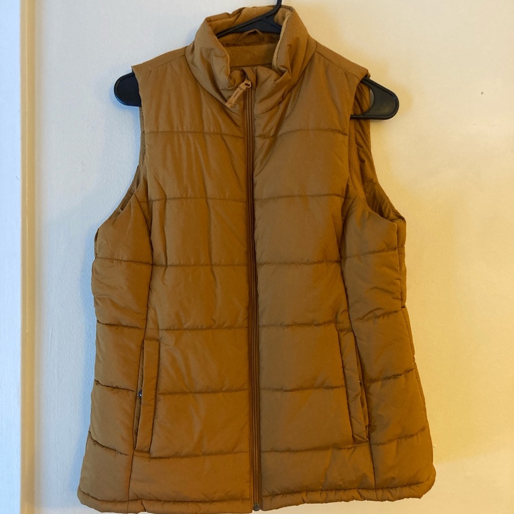 Amazon essentials women’s midweight puffer vest